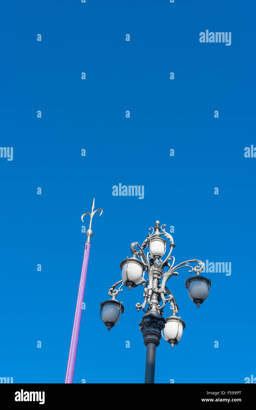 Trieste Lampenpfosten, Blick auf einen Fahnenmast, der vom Symbol der Stadt überragt wird, und einen im Jugendstil gestalteten Lampenpfosten auf der Piazza Unita d'Italia, Triest Stockfoto