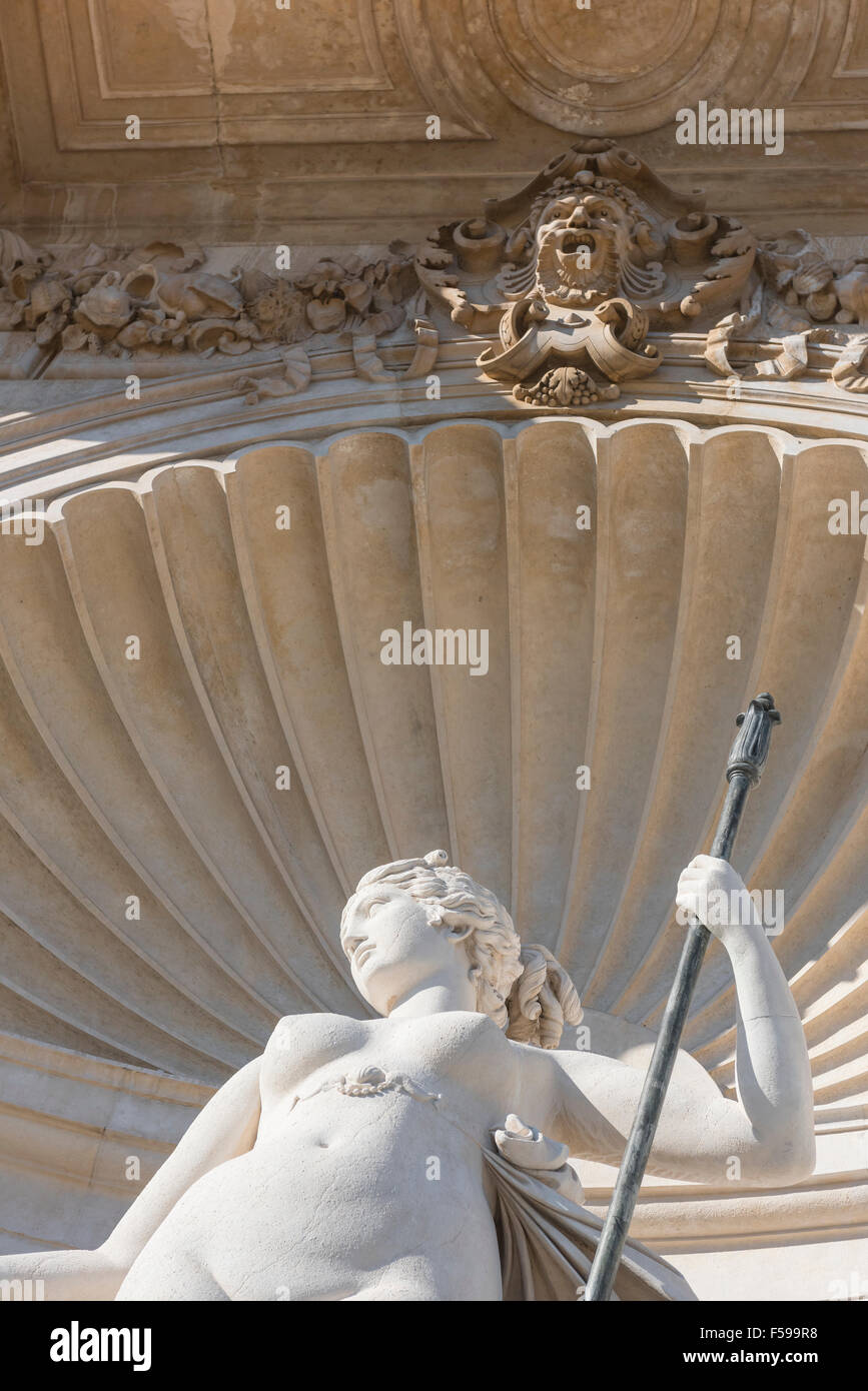 Triester Architektur, Detail der Statue der Venus auf der Außenseite des Lloyd Triestino Gebäudes an der Piazza dell'Unita d'Italia, Triest Stockfoto