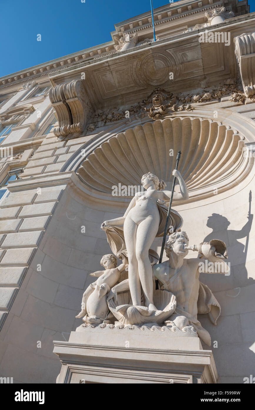 Triest-Architektur, bauen, Statue der Venus, Lloyd Triestino Gebäude in der Piazza dell'Unita d ' Italia. Stockfoto