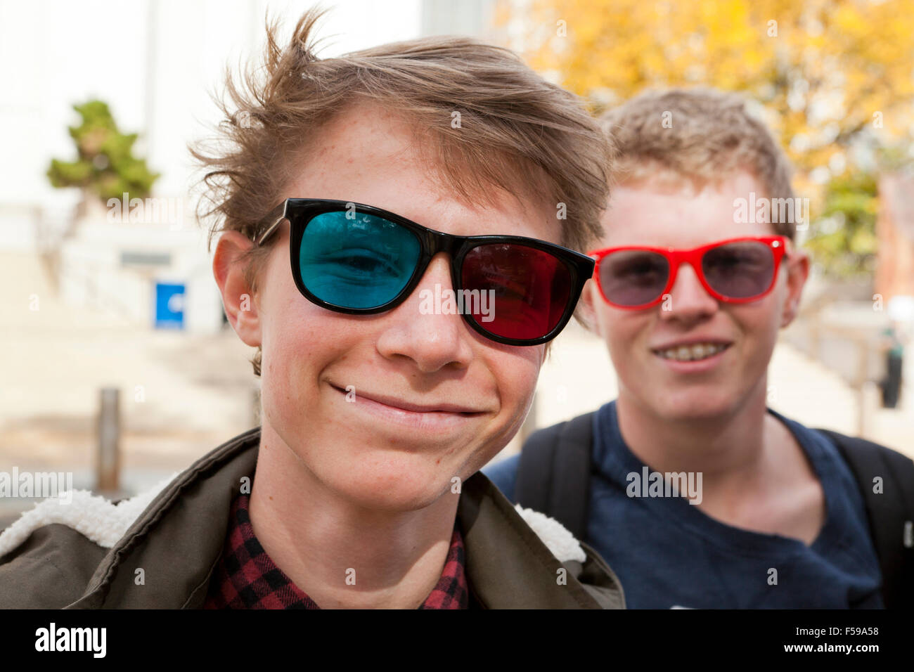 Junger Mann mit Anaglyphen 3D Brille - USA Stockfoto
