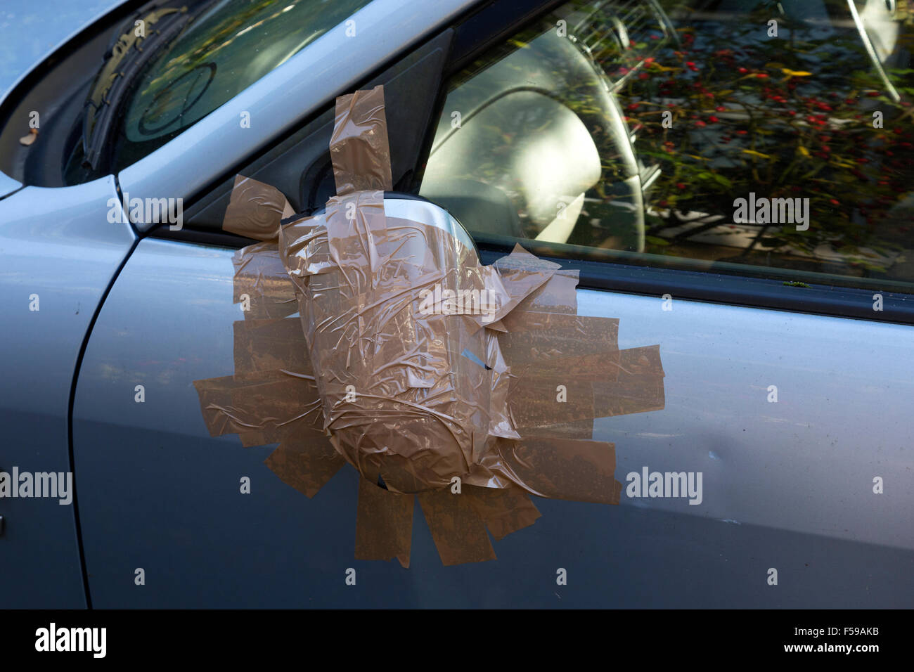 Beschädigtes Auto Außenspiegel hielt sich mit Klebeband Stockfoto