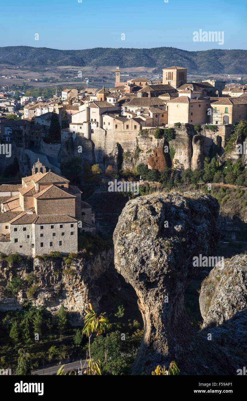 Früh am Morgen, Blick über die Schlucht Hoz del Huecar, an dem Convento de San Pablo Parador und Altstadt von Cuenca, Castilla-la Stockfoto