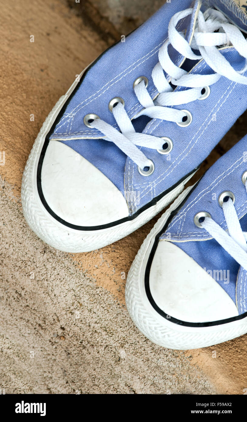 Blaue Teenager moderne sportliche Freizeitschuhe Stockfoto