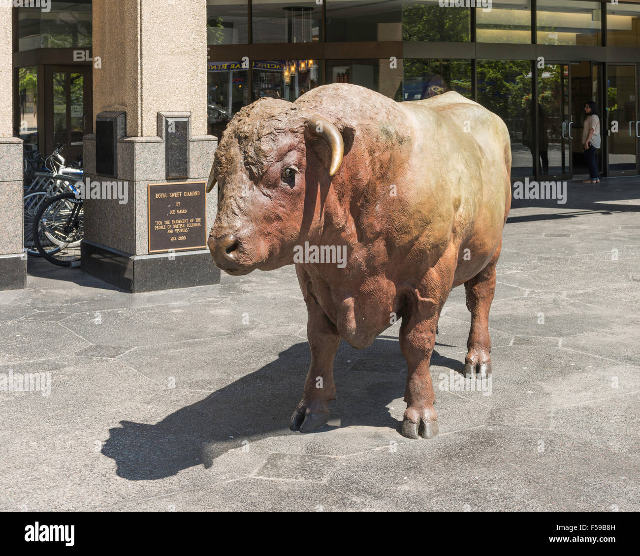 'Royal Sweet Diamond" (2000) lebensgroße Bronzestatue stier Skulptur, von Joe Fafard, auf Georgia Street, Vancouver, BC, Kanada. Stockfoto