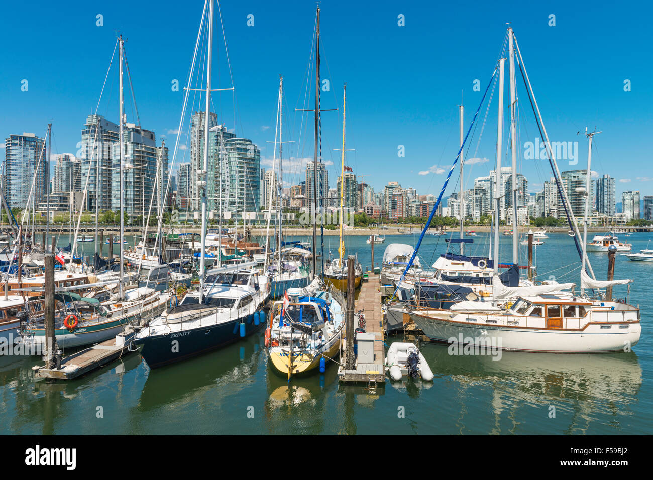 Blick auf Marina auf Granville Island, False Creek und der Innenstadt von Vancouver, gesehen aus Island Park Walk, Vancouver, BC, Kanada. Stockfoto