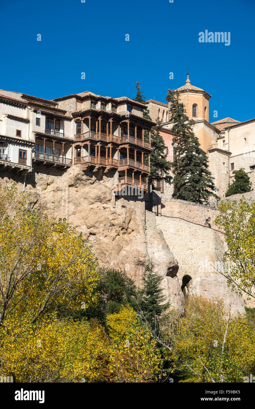 Herbst in der Hoz del Huecar-Schlucht nach oben auf die hängenden Häuser in Cuenca, Castilla-la Mancha, Spanien Stockfoto