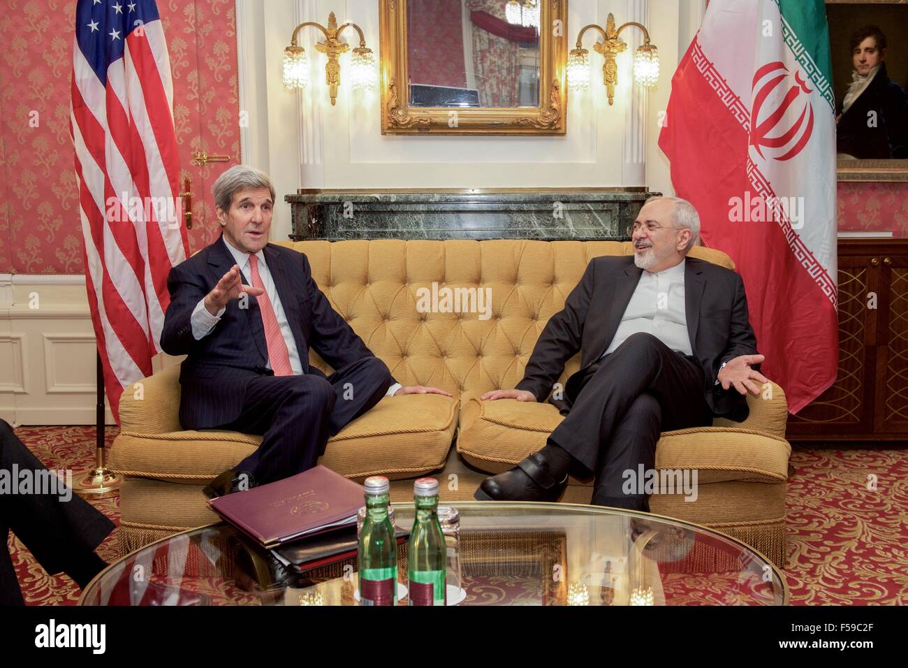 US-Außenminister John Kerry mit iranischen Außenminister Javad Zarif vor einem Meeting im Hotel Bristol 29. Oktober 2015 in Wien sitzt. Stockfoto