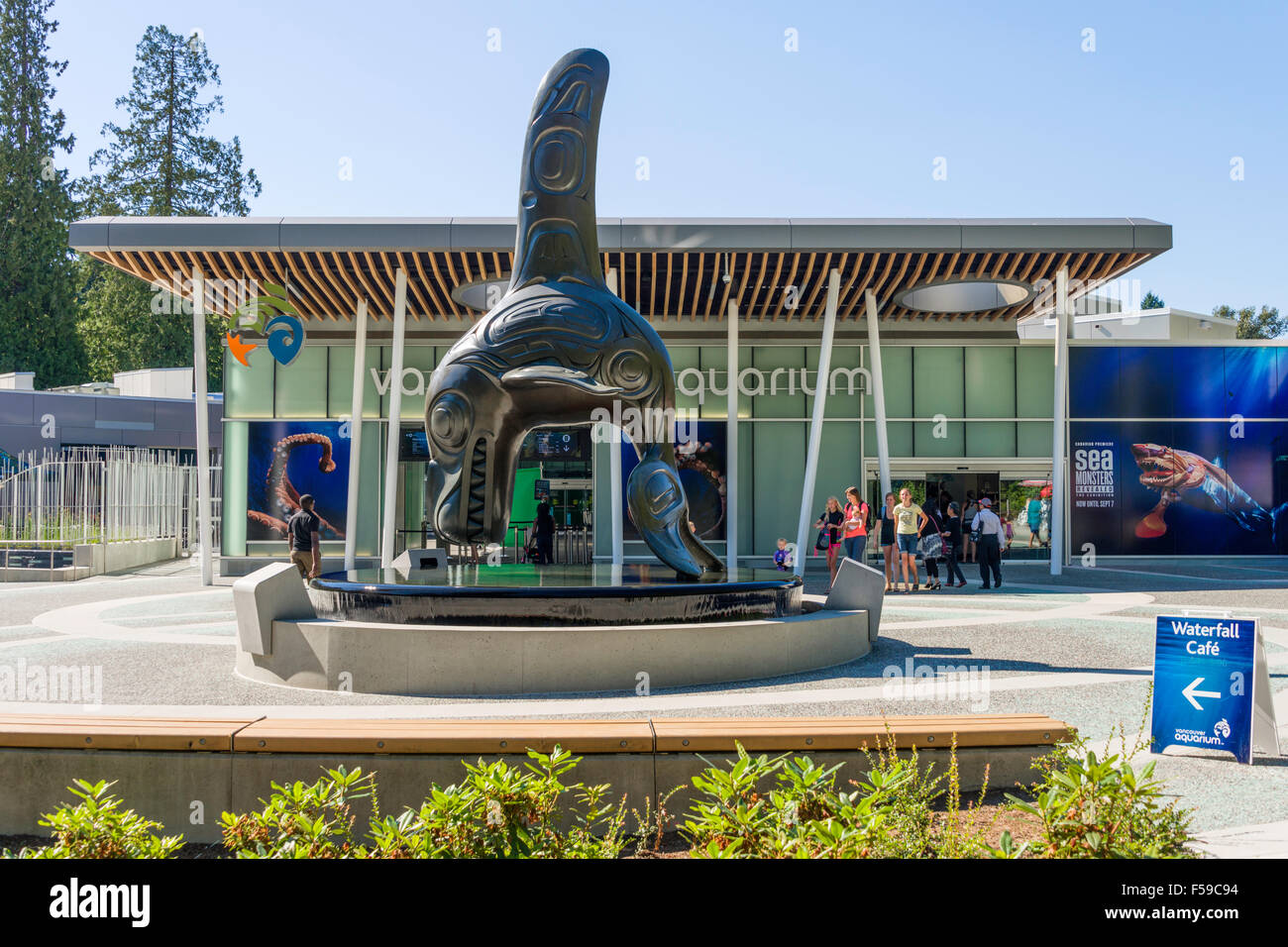 Das Vancouver Aquarium Marine Science Centre im Stanley Park, Vancouver, BC, Kanada.  Orca-Statue wurde von Bill Reid entworfen. Stockfoto