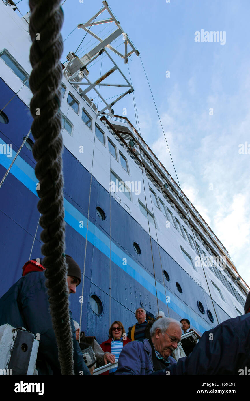 Auf einem Kreuzfahrtschiff Passagiere aussteigen auf einem Rettungsboot Ausschreibung, Isafjörður Hafen Westfjorde Nordwesten Islands Stockfoto