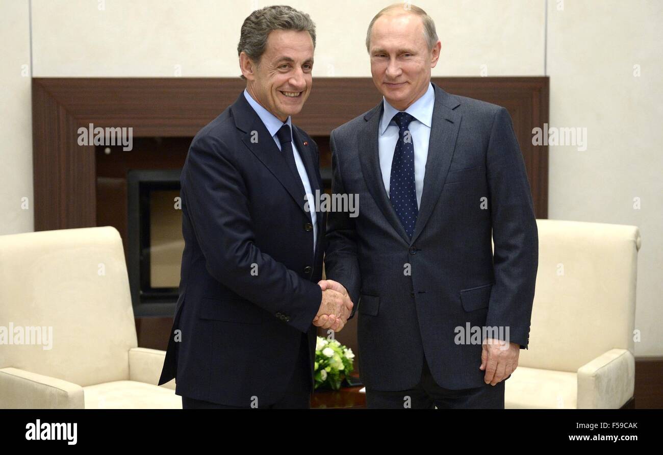 Der russische Präsident Vladimir Putin trifft sich mit mit Ex-Präsident der französischen Republik Nicolas Sarkozy in Nowo-Ogarjowo 29. Oktober 2015 in Moskau, Russland. Stockfoto