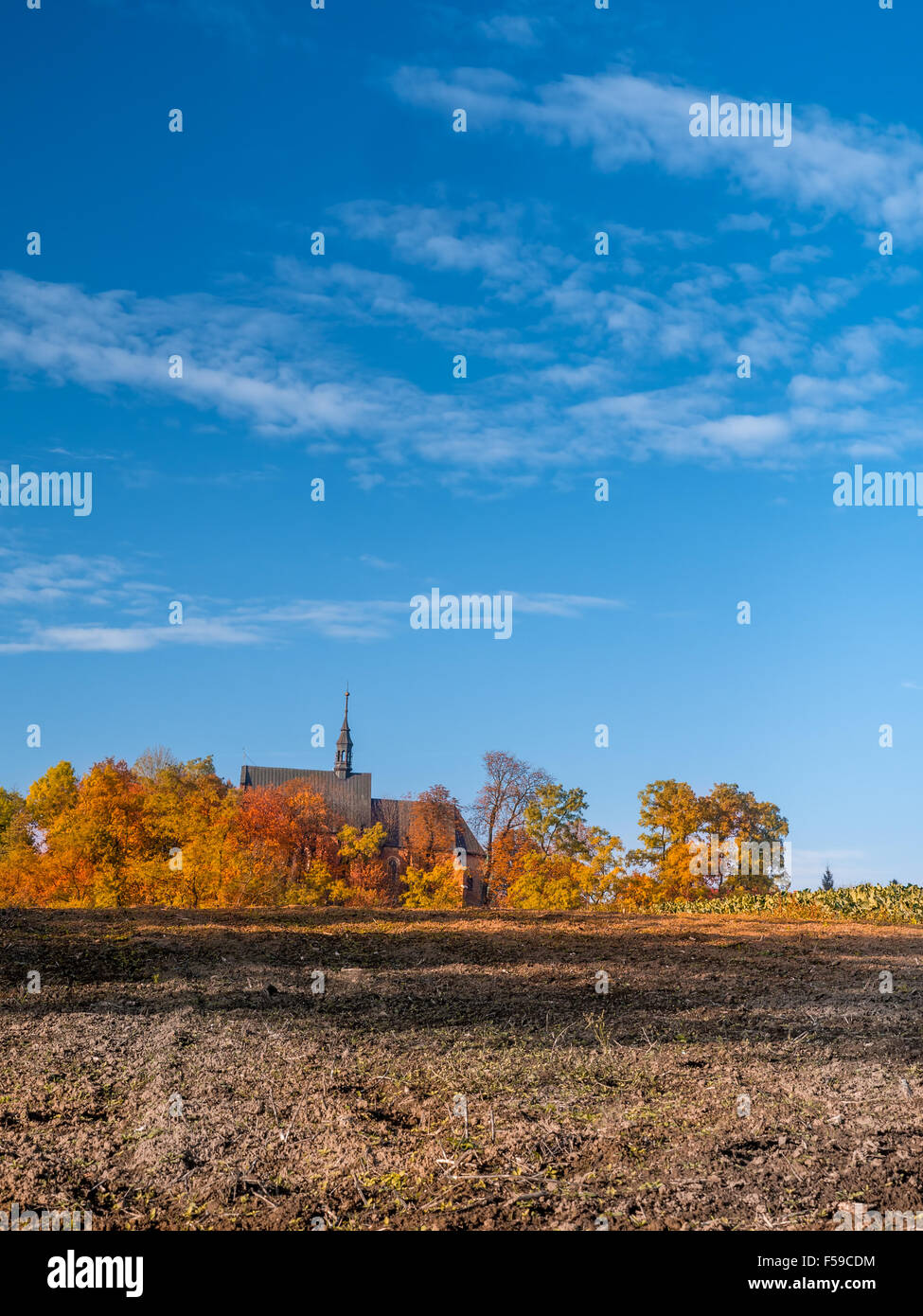 Lande alt-katholischen Kirche, umgeben von Bäumen in Herbstfarben Stockfoto