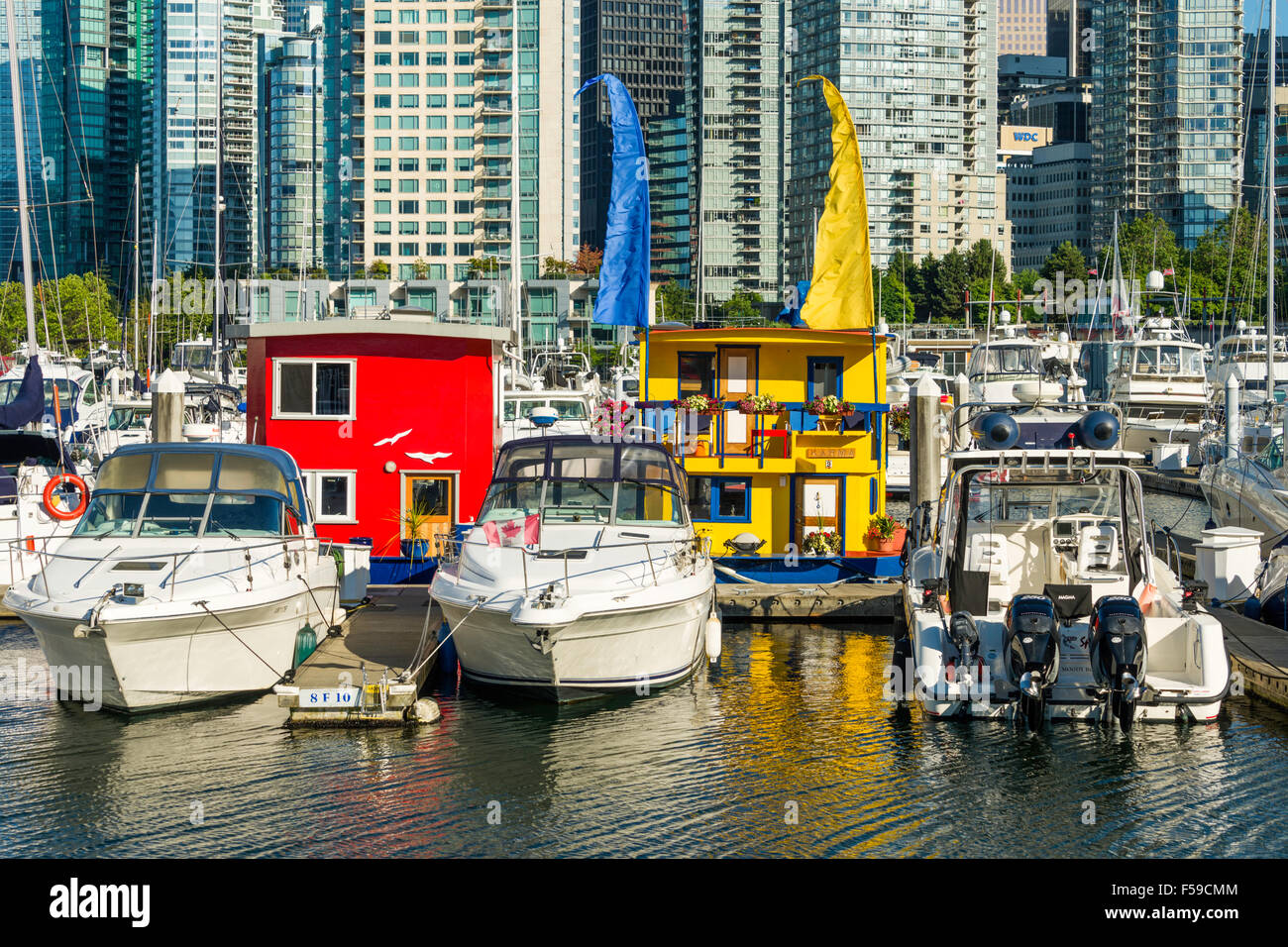 Boote und farbenfrohen Hausboote vertäut am Coal Harbour Marina, Vancouver, BC, Kanada Stockfoto