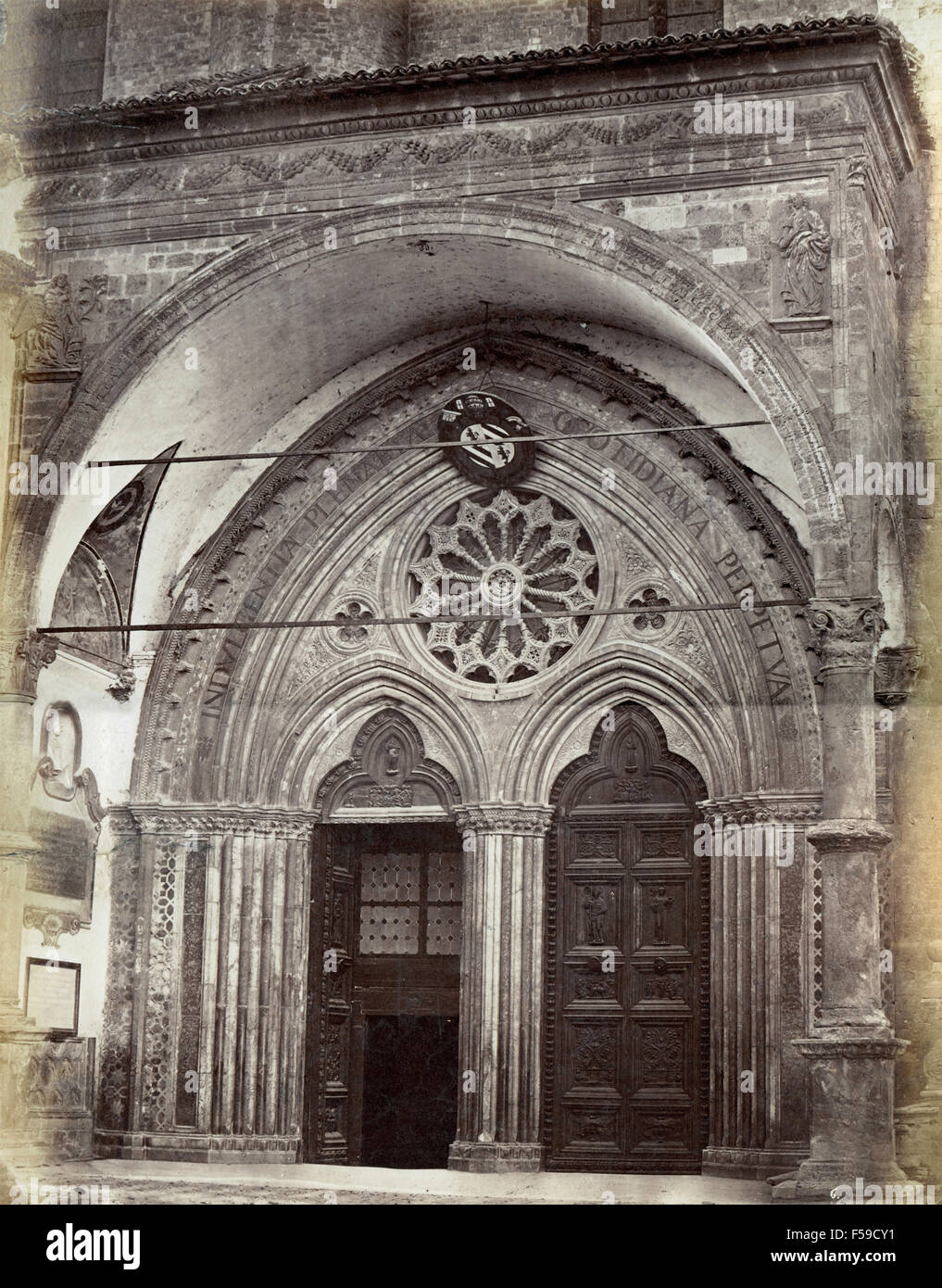 Eintritt in die Unterkirche, Assisi, Italien Stockfoto