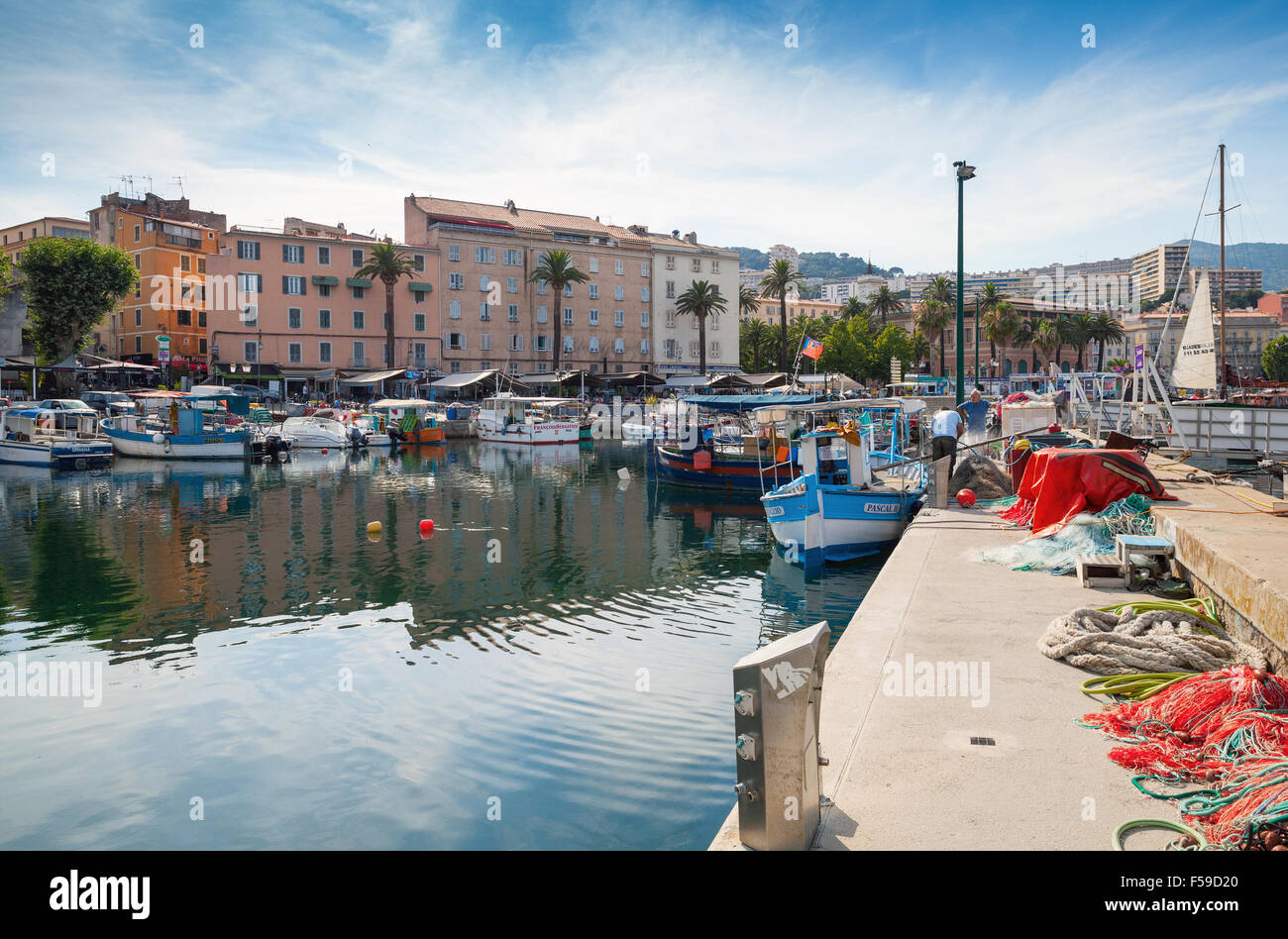Ajaccio, Frankreichs - 29. Juni 2015: Hafen Ajaccio, Corsica. Kleine Fischerboote und Netze trocknen Stockfoto