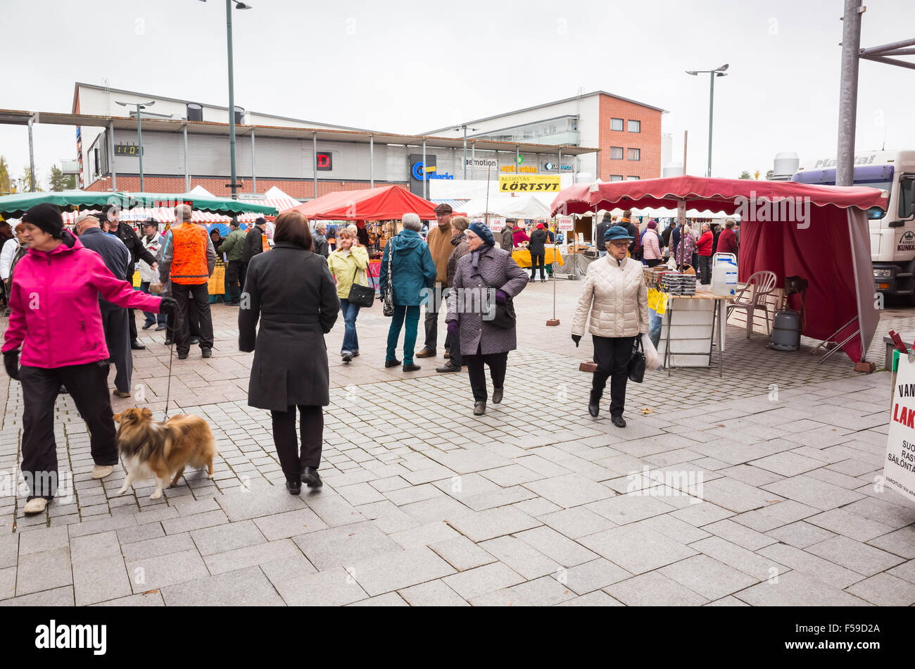 Imatra, Finnland - 25. Oktober 2015: Saisonale Straße Messe in Finnland, gehen die Menschen zwischen den Ständen mit Lebensmitteln Stockfoto