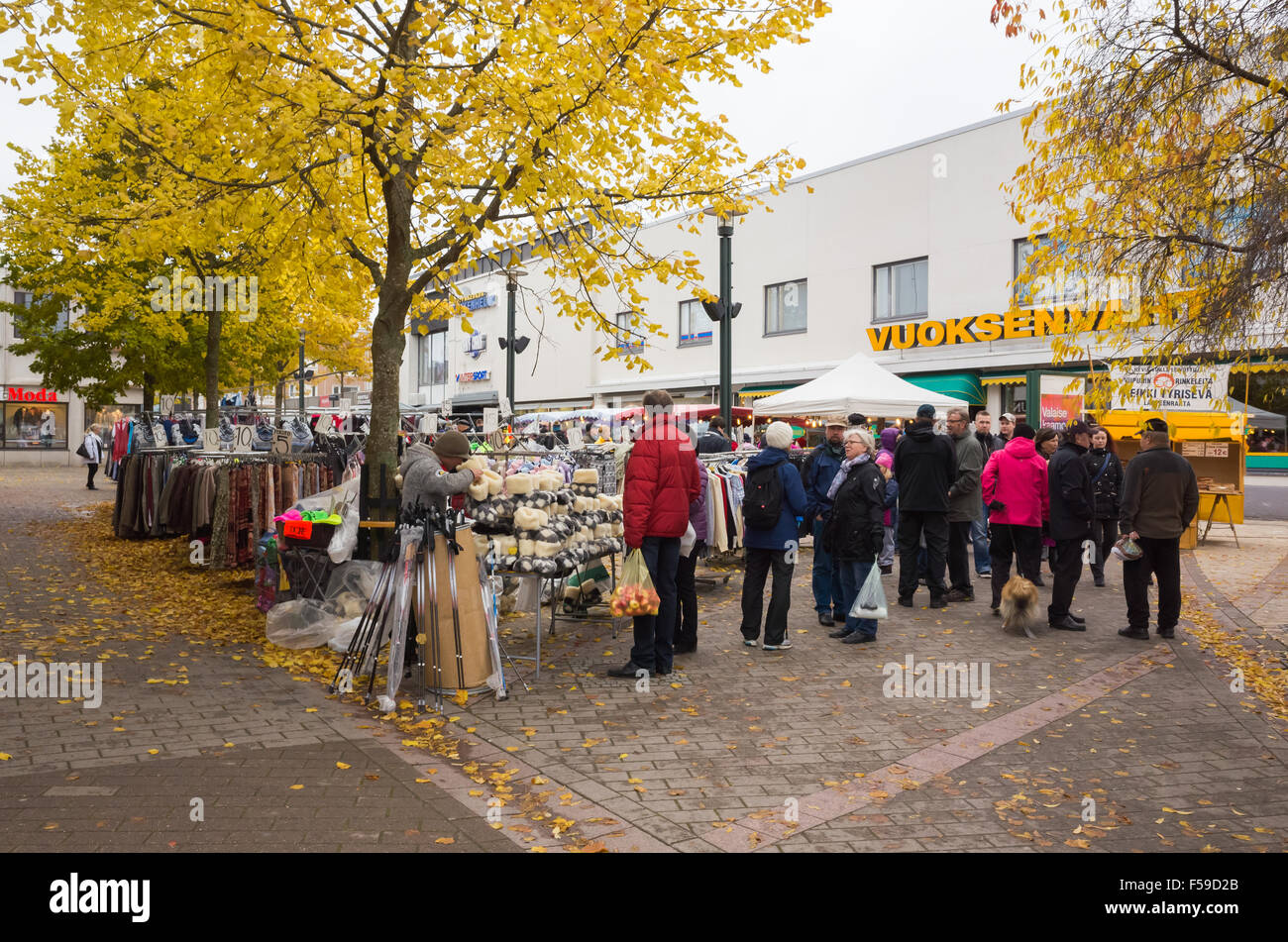 Imatra, Finnland - 25. Oktober 2015: Saisonale Straße Messe in Finnland, gehen die Menschen zwischen den Ständen mit Kleidung Stockfoto