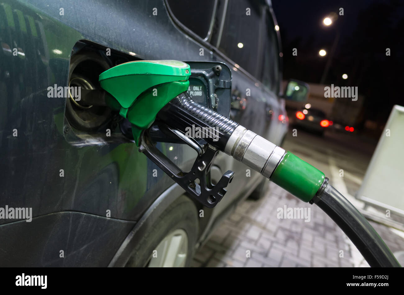 Moderne Autos füllen mit Benzin an eine automatische Tankstelle Stockfoto