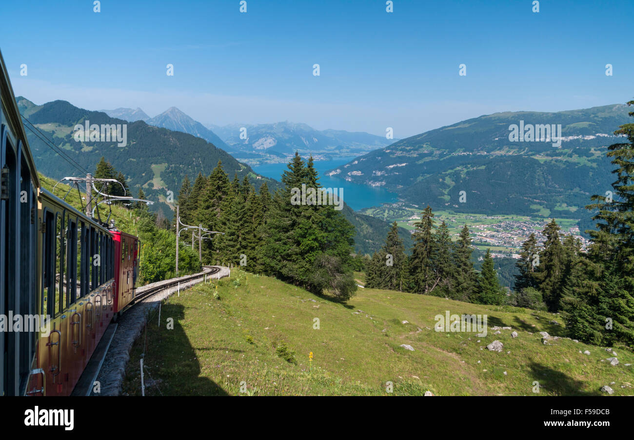 Alpenpanorama und Zug die szenische Zahnradbahn auf die Schynige Platte. Interlaken Gebiet, Berner Oberland, Schweiz. Stockfoto