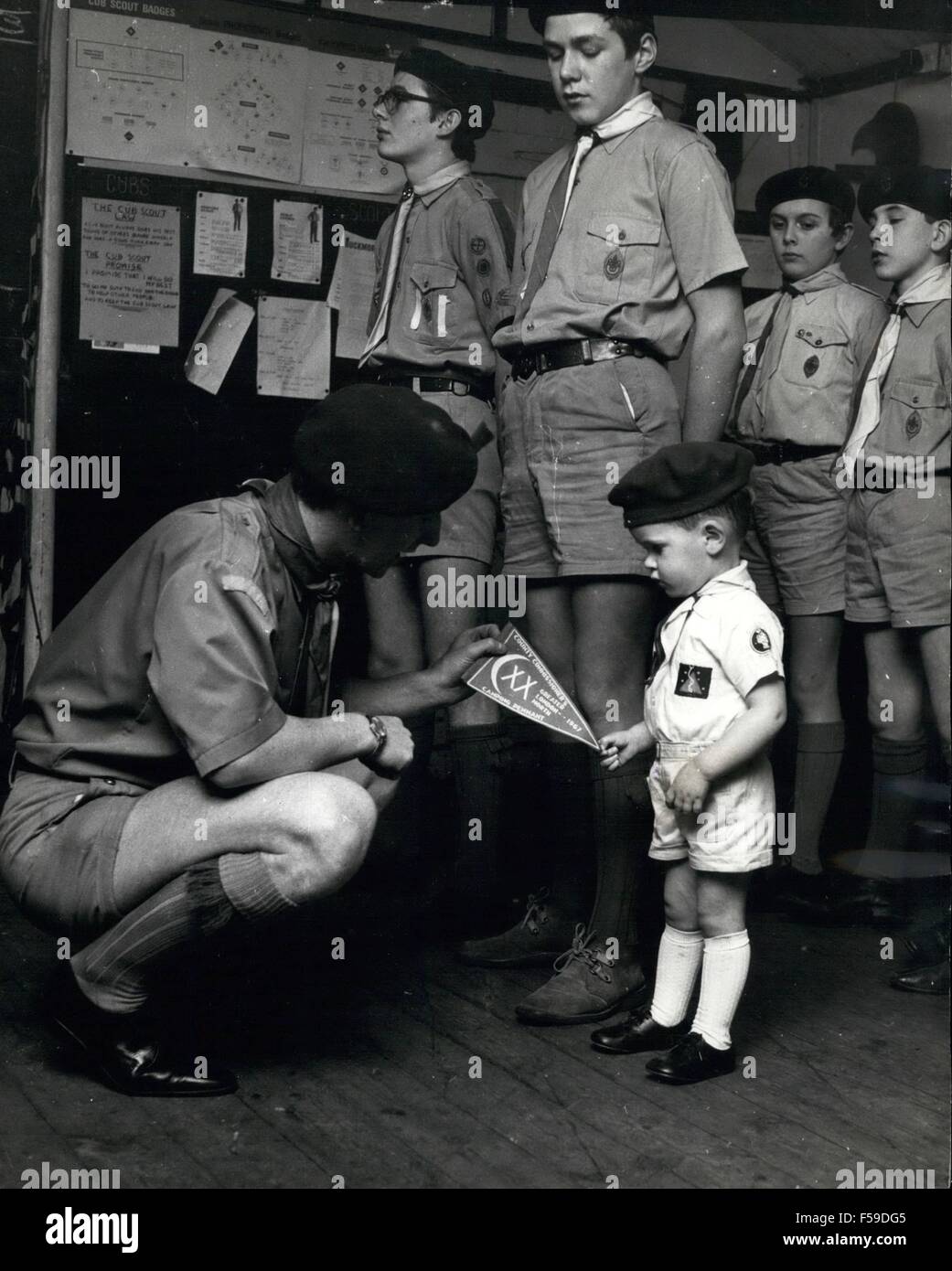 1962 - Großbritanniens jüngste Scout gewinnt seine erste Auszeichnung - um zwei Uhr. David Smyth, Großbritanniens jüngste Scout, hat im Alter von zwei Jahren seine erste Auszeichnung gewonnen. Er wurde mit s besondere Wimpel anlässlich die Tatsache, dass er mehr als 20 Nächte camping in einem Jahr verbracht hat. Davids Vater, 20-Year-Old Peter Smyth, stellvertretender Leiter des 5.. Hendon Pfadfindergruppe, beteiligte sich in den Lagern zu. Seine Mutter, Frau Margaret Smyth ist ein Guide-Führer. David, der seine eigene besondere Uniform trägt bleibt eines honorary Wochenend- und Scout, bis er alt genug, um den Cube zu verbinden ist. Aber er schaffte es, entlang Stockfoto