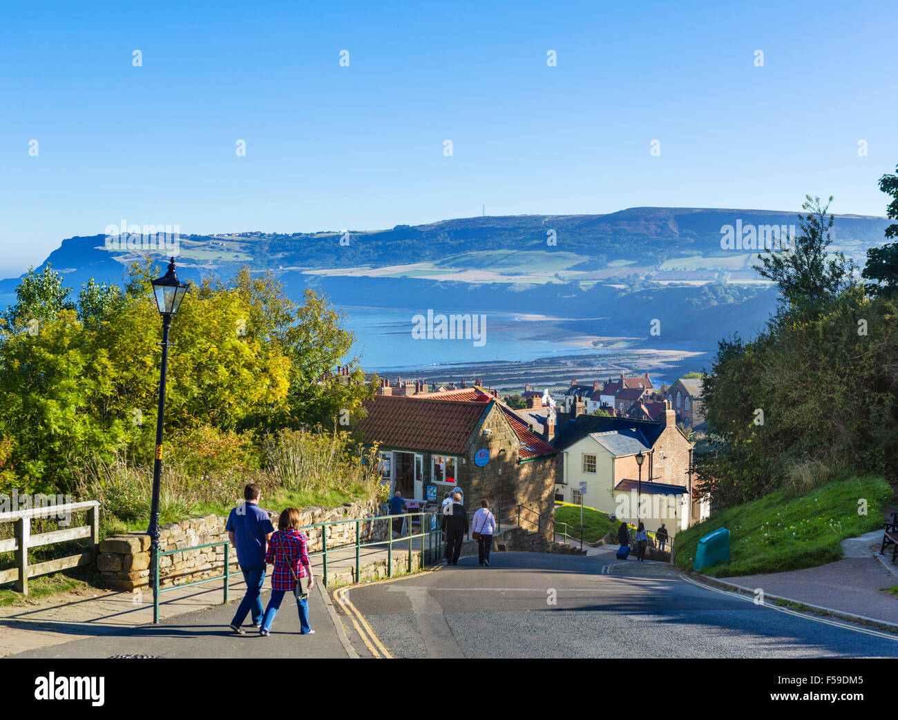 Blick auf New Straße (Hauptstraße), Robin Hoods Bay, North Yorkshire, England, UK Stockfoto