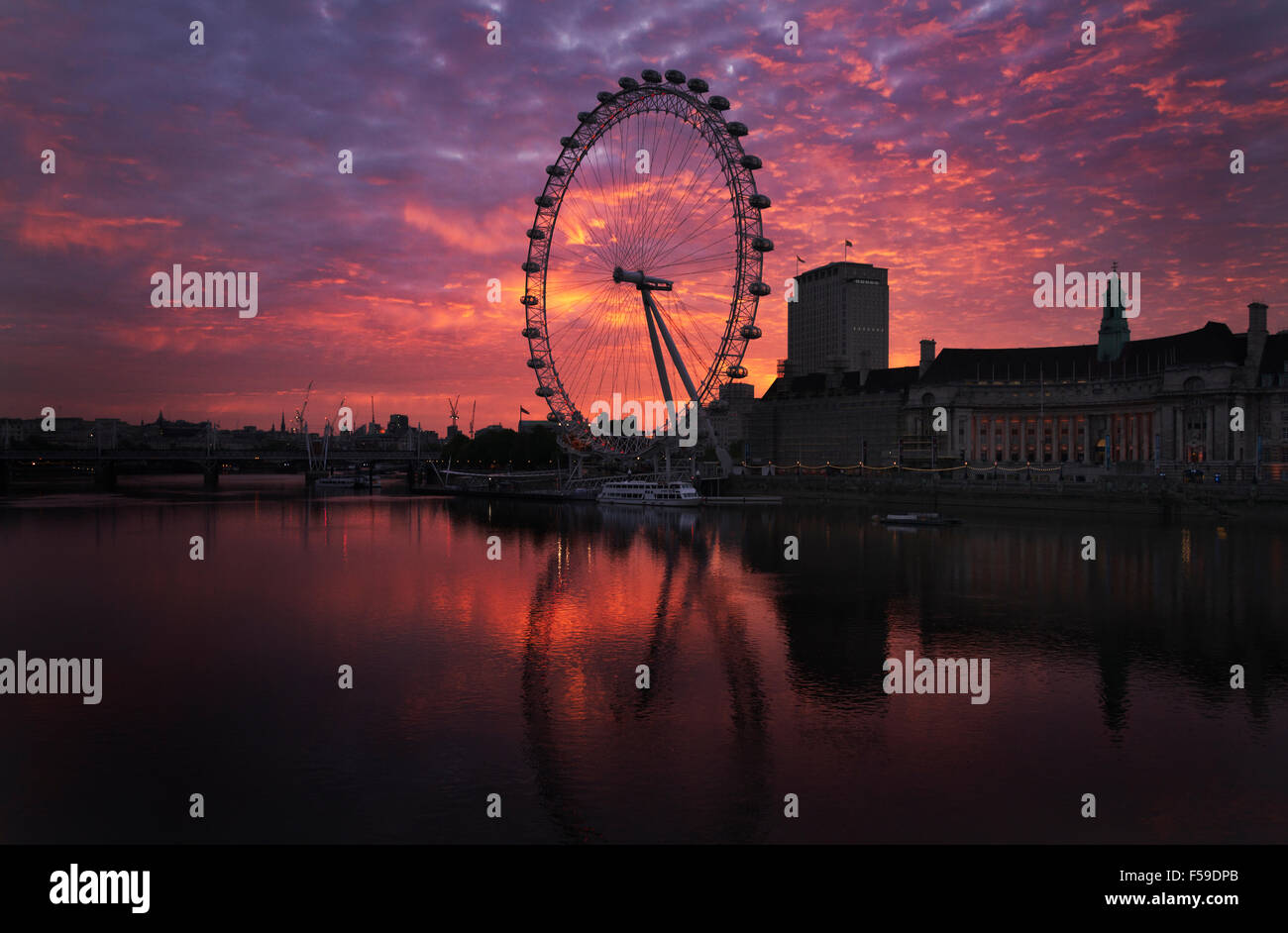 Das Coca-Cola London Eye Riesenrad ist bei Sonnenaufgang in der Nähe der Themse in London, England, 2015 gesehen. (Adrien Veczan) Stockfoto