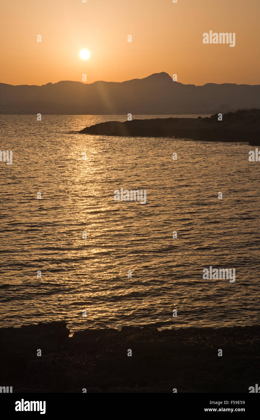 Goldenen Himmel und Sonnenuntergang über dem Mittelmeer in Spanien, Balearen, Mallorca, Palma Bucht. Stockfoto