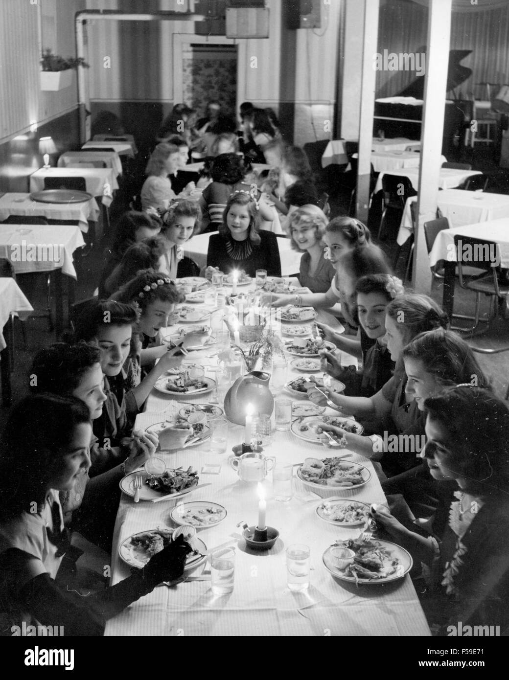 Sub-DEB CLUBS High School Mädchen in Indianapolis treffen für eine formelle Abendessen, bevor ein Tanz ca. 1942. Foto PIX/Nina Leen Stockfoto