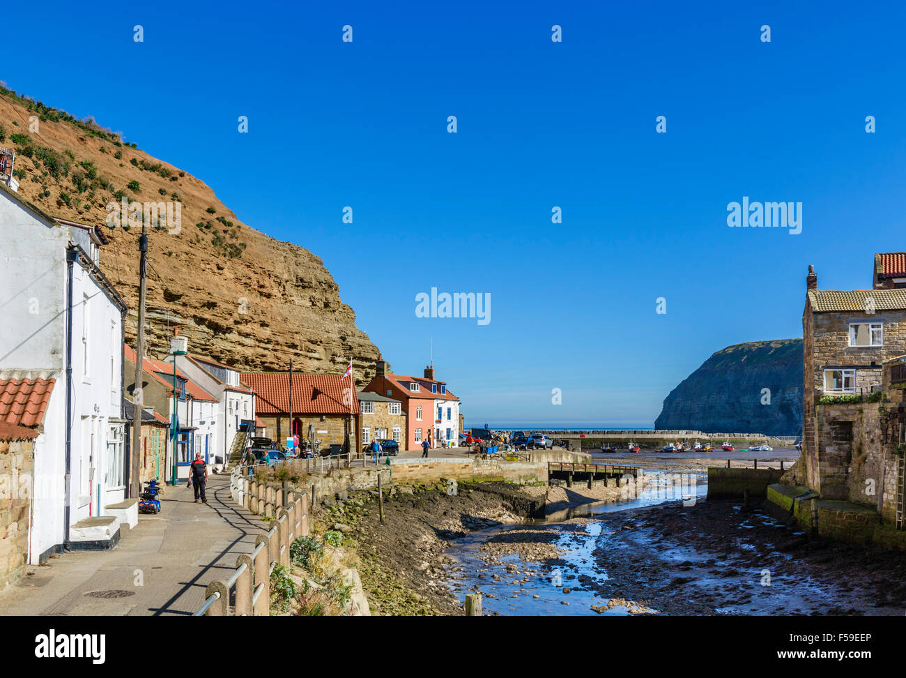 Roxby Beck in der traditionellen Fischerei Dorf von Staithes, North York Moors National Park, North Yorkshire, England, UK Stockfoto