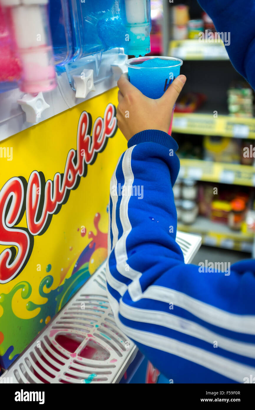 Kind mit einem matschigen Maker in einem Convenience-store Stockfoto