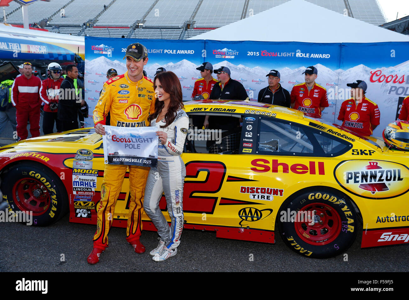 Martinsville, VA, USA. 30. Oktober 2015. Joey Logano (22) gewinnt den Pol-Award für die Goody Kopfschmerzen Linderung Schuss 500 auf dem Martinsville Speedway in Martinsville, VA. Bildnachweis: Csm/Alamy Live-Nachrichten Stockfoto