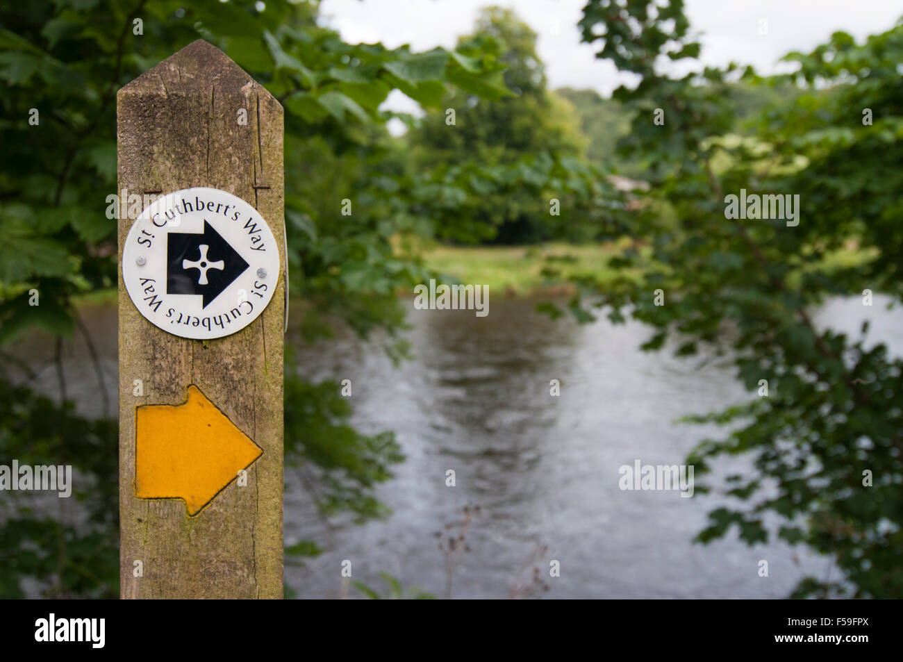 St. Cuthberts Art Marker an den Ufern des Flusses Tweed in der Nähe von Dryburgh Abbey Stockfoto