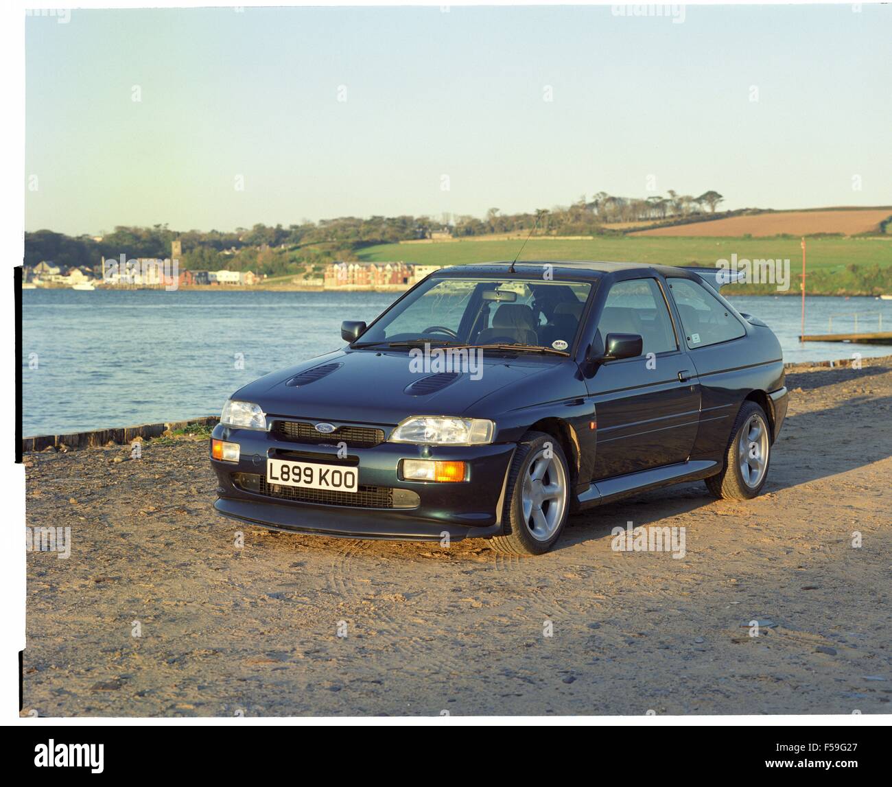 Ford Escort RS Cosworth Straße Auto in Blau - 1993 Modell Jahr Standard Auto - mit Blick auf den Strand Stockfoto