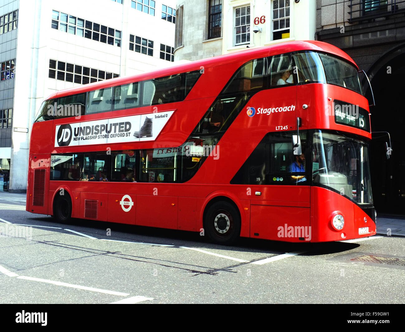 Ein roter neue Routemaster Bus sonst kennt als die Borisbus in London. Stockfoto