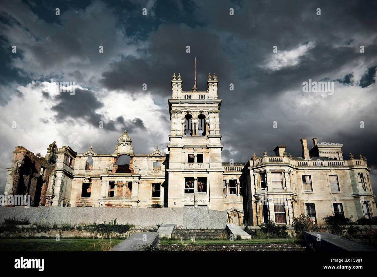 Dramatische Wolken über verlassenen Herrenhaus Stockfoto