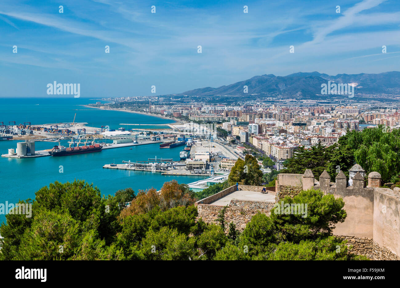 Spanien, Andalusien, Provinz Malaga, Malaga Stadt, Blick auf den Hafen von Malaga von den Befestigungen von Gibralfaro Stockfoto