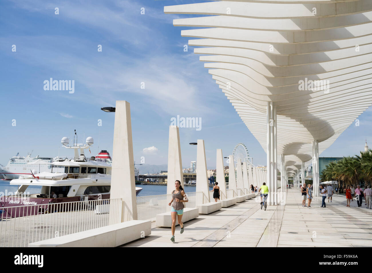 Joggen im El Palmeral de Las Sorpresas Promenade am Hafen. Málaga, Andalusien, Spanien Stockfoto