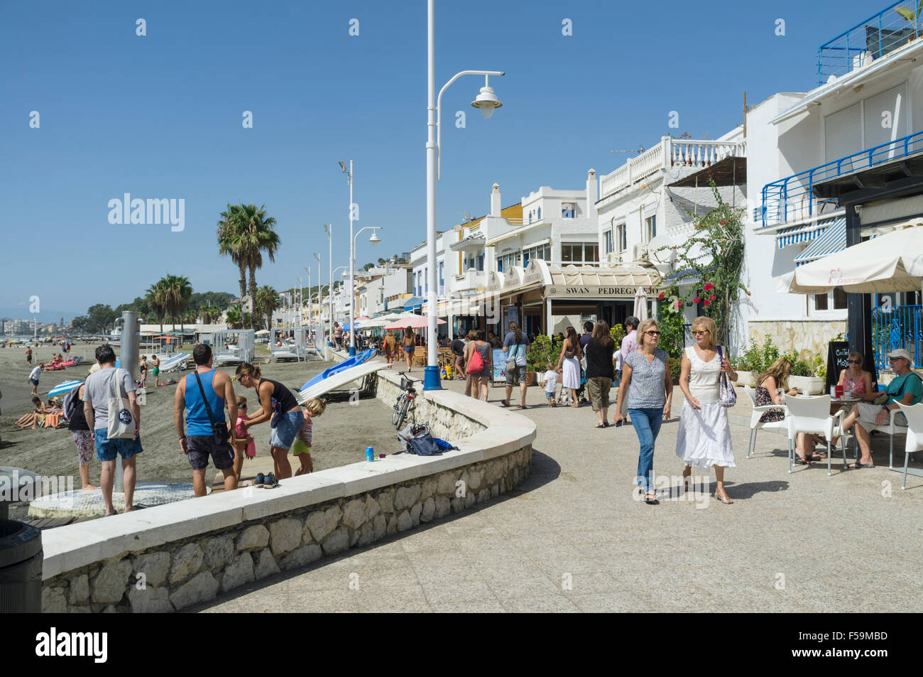 Menschen an der Promenade in Pedregalejo, Malaga, Andalusien, Spanien. Stockfoto