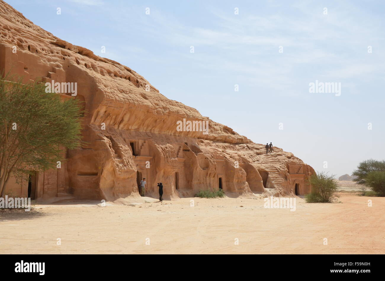 Gräber geschnitten in roten Felsen, archäologische Seite in Wüstenlandschaft, Saudi Arabien Stockfoto