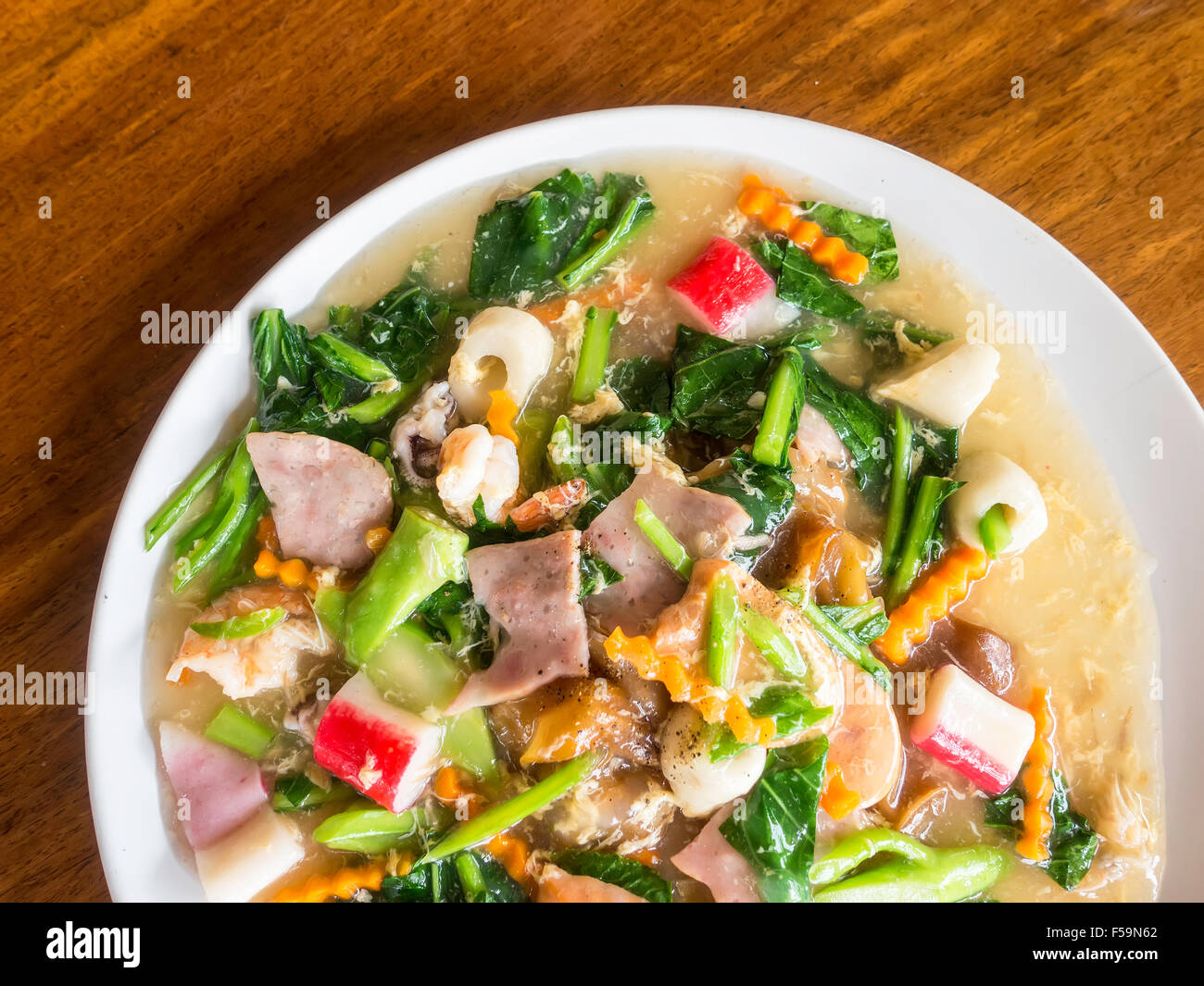 Gebratene Nudeln mit Schweinefleisch und Brokkoli Stockfoto