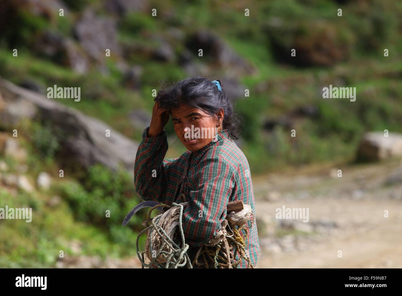 Rasuwa, Nepal. 30. Oktober 2015. Eine Frau kehrt aus ihrem Bereich im Rasuwa, Nepal, 30. Oktober 2015. © Sunil Sharma/Xinhua/Alamy Live-Nachrichten Stockfoto