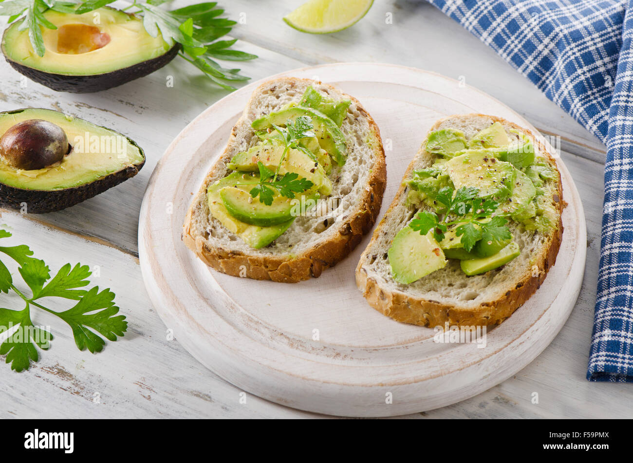 Gesunde Sandwiches mit Avocado und Kräutern. Selektiven Fokus Stockfoto