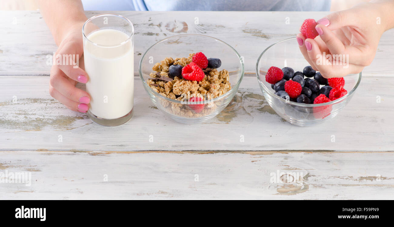 Glas Joghurt mit Blaubeeren, Himbeeren und Müsli. Gesundes Frühstück. Ansicht von oben Stockfoto