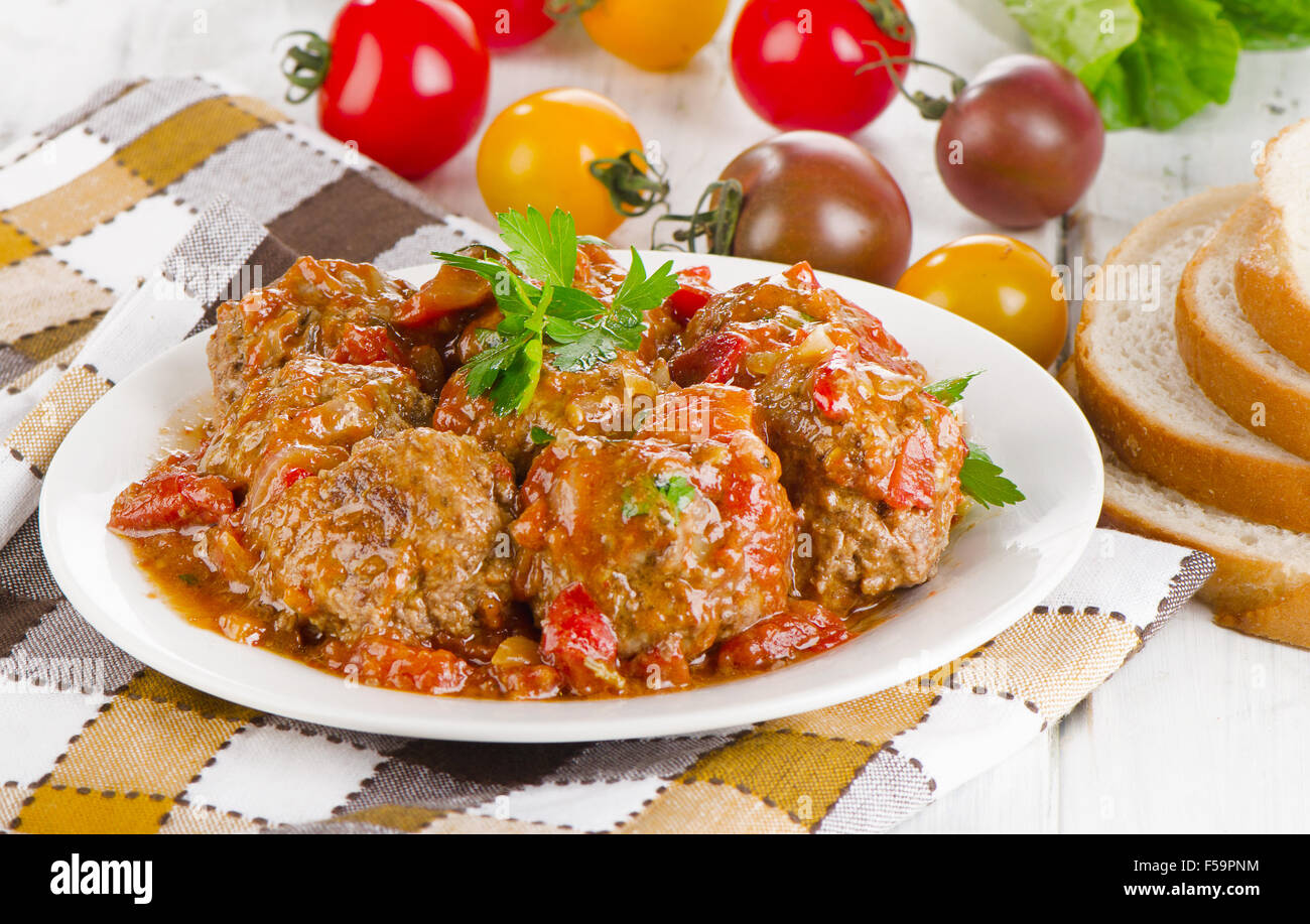 Hackfleischbällchen mit Tomatensauce und frischen Kräutern. Selektiven Fokus Stockfoto