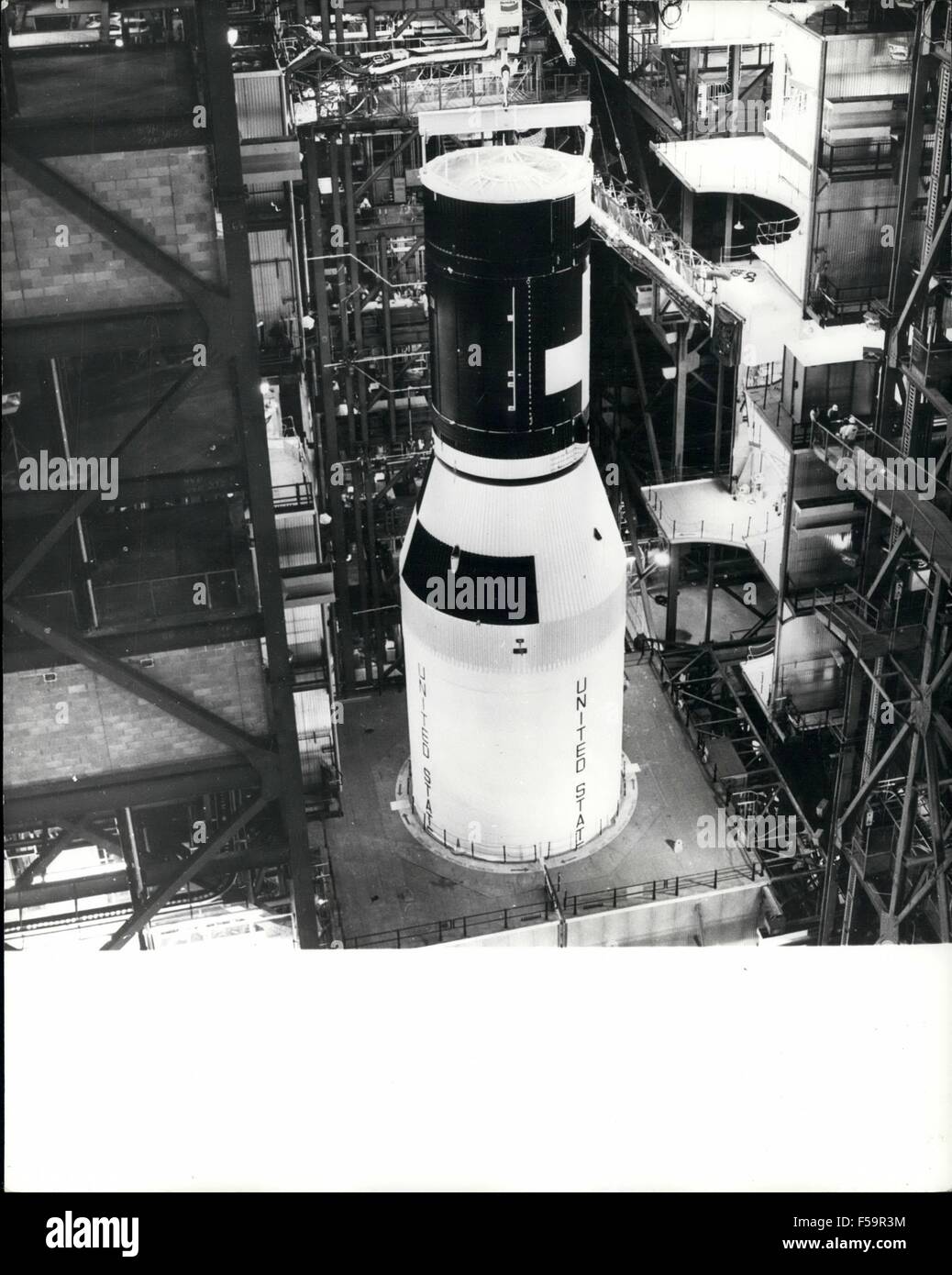 1973 - Skylab Orbital Workshop; Die Skylab-Orbital-Workshop zeigt die Fahrzeugmontage Gebäude am Kennedy Space Center, Fla, gepaart mit der Saturn V-Rakete. Die National Aeronautics and Space Administration findet eine embryonale Raumstation Skylab-Cluster in jeder Bahn im Jahr 1973. Die Skylab-Programm zielen darauf ab, ein breites Spektrum von experimentellen Untersuchungen durchzuführen und ein besseres Verständnis der Anforderungen für eine dauerhafte künstlichen Plattform im Raum. Schwerpunkt liegt auf einer Reihe von medizinischen Experimenten verbunden mit der Erweiterung des bemannten sp Stockfoto