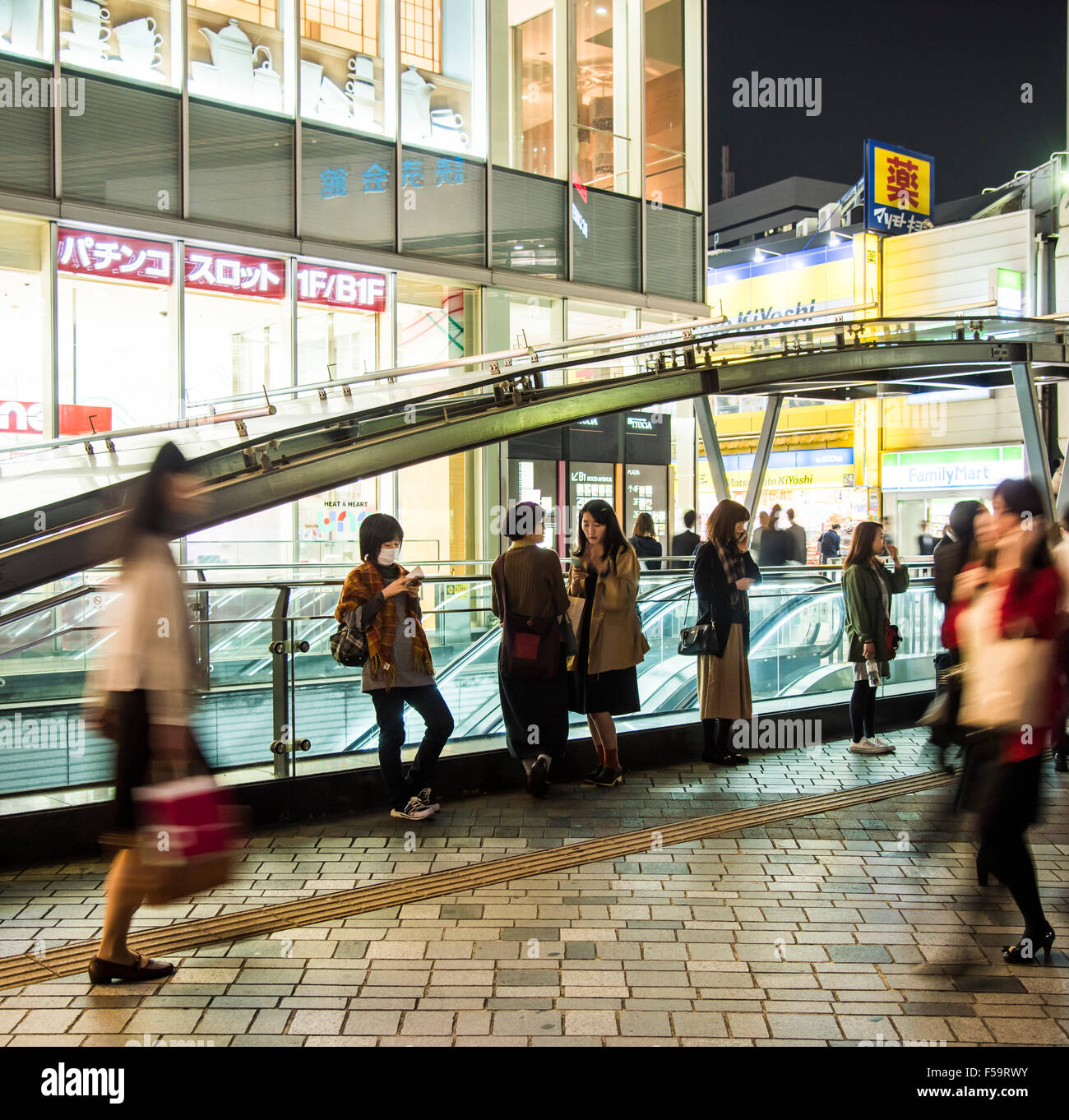 Straßenszene in Yurakucho Station, Minato-Ku, Tokyo, Japan Stockfoto