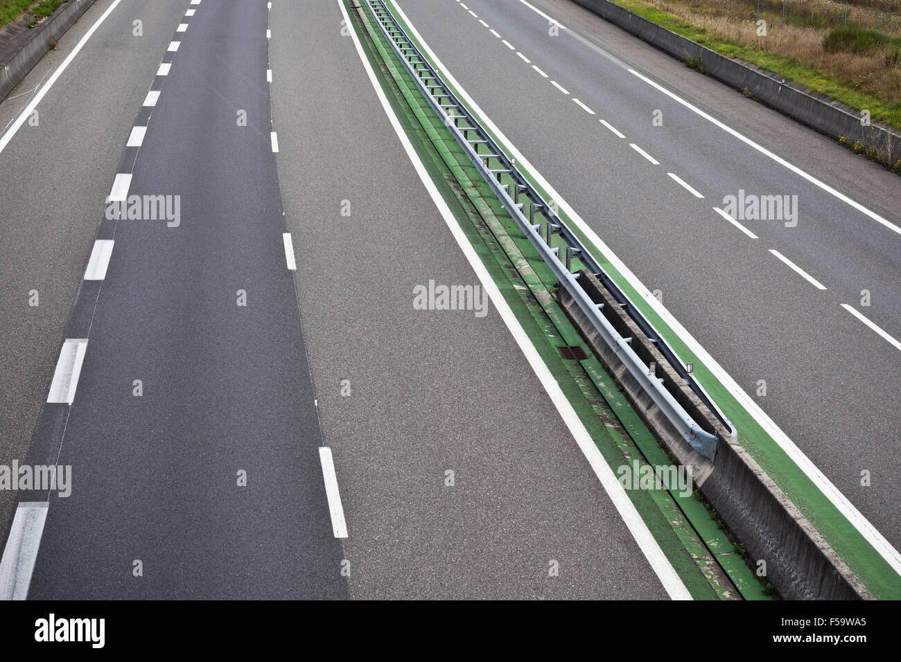 Autobahn durch Frankreich im Sommer. Ansicht von oben Stockfoto