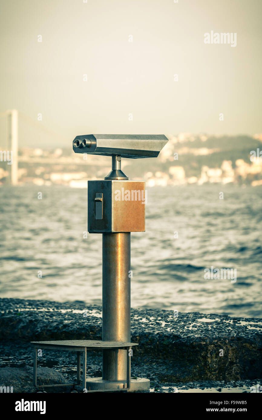 Teleskop mit Blick auf das Meer in Istanbul. Gefilterte Schuss mit einer selektiven Fokus Stockfoto