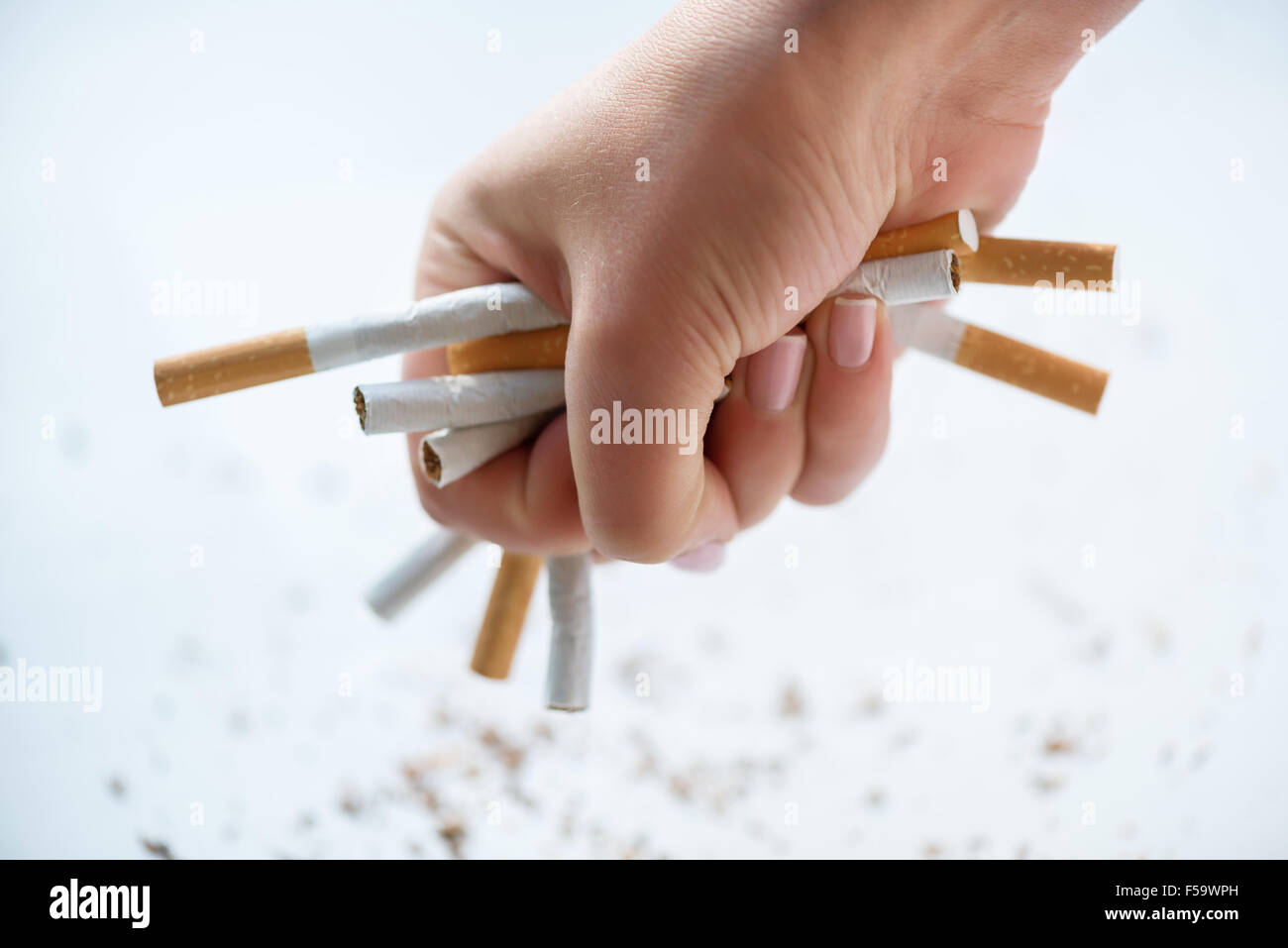 Reihe von Zigaretten in Händen Stockfoto