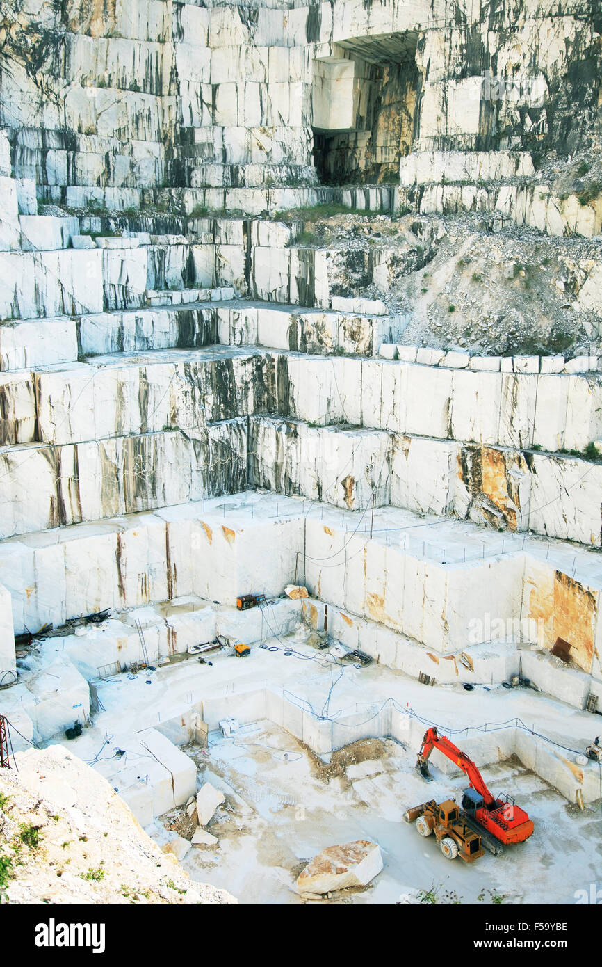 Weißer Marmor-Steinbruch mit Baggern. Carrara, Toskana, Italien Stockfoto