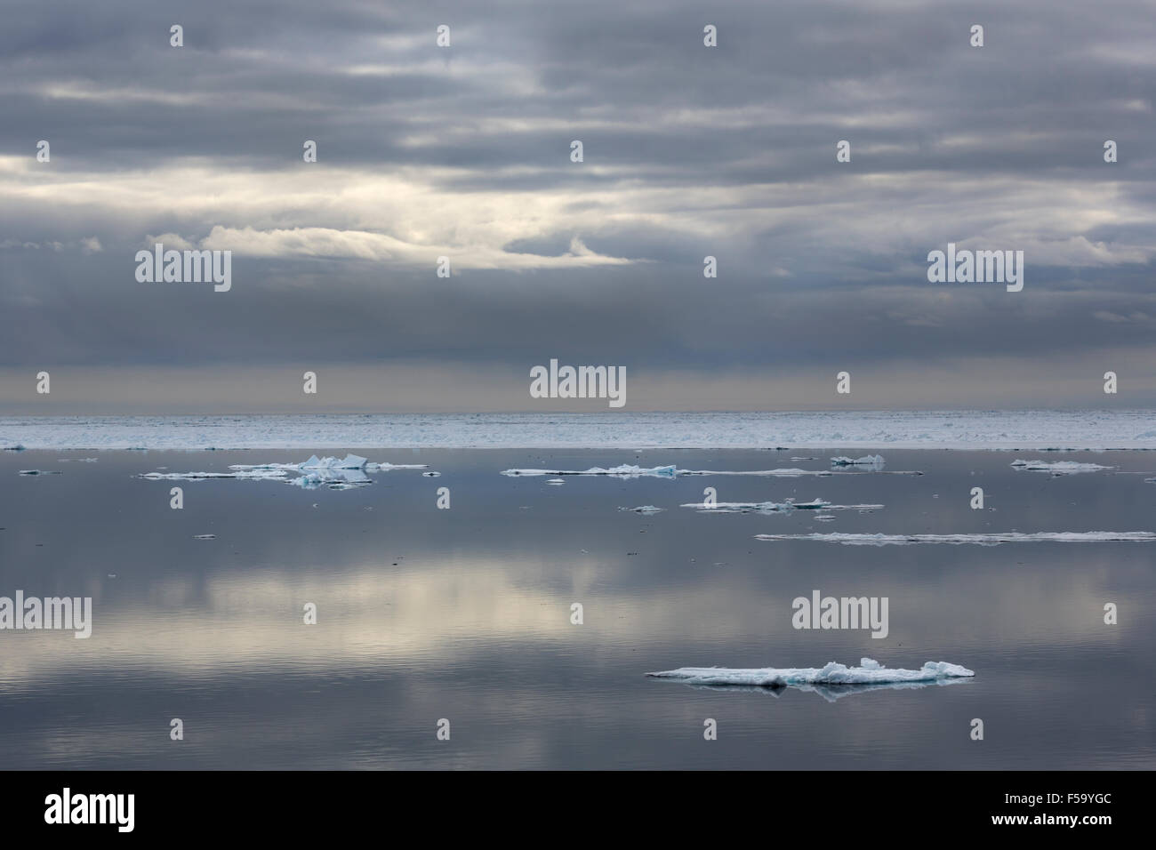 Eisschollen, Rand des Packeises, Nordpolarmeer, Spitzbergen Insel, Spitzbergen, Svalbard und Jan Mayen, Norwegen, Europa Stockfoto